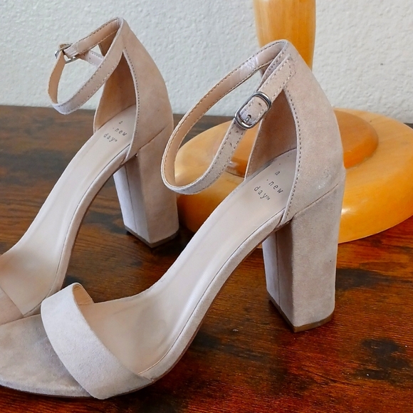 Firm $$ A new day thick heel cream color 9.5 - Picture 4 of 7